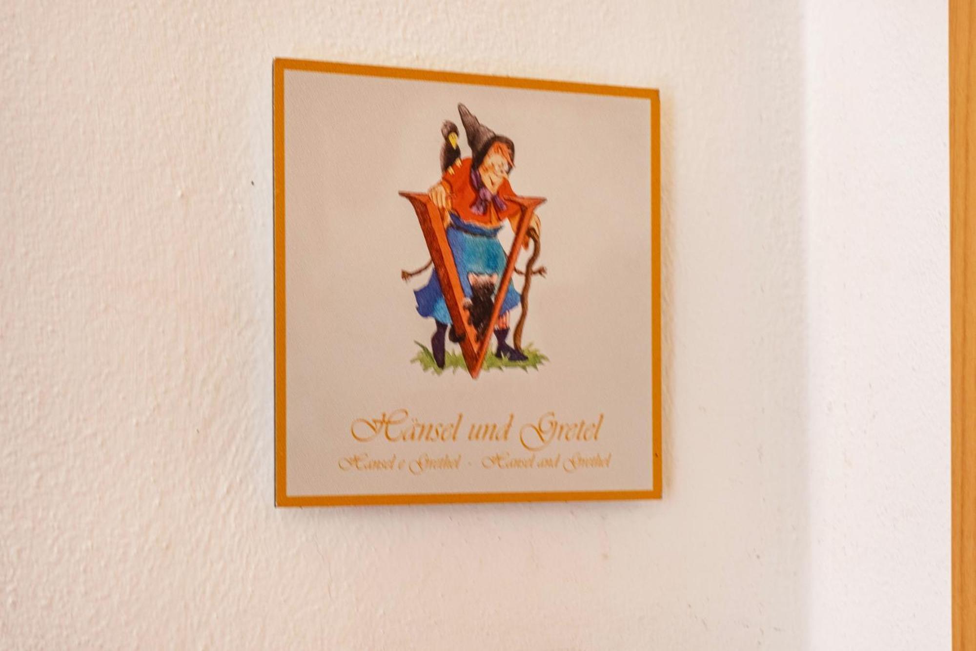 Haensel Und Gretel Schlosshof Umes Екстериор снимка