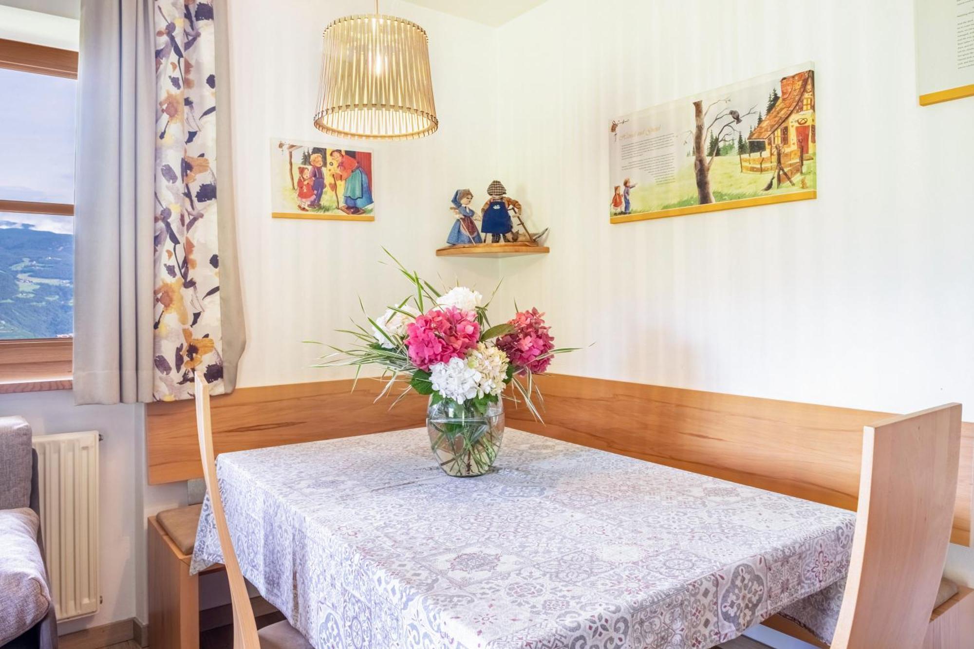 Haensel Und Gretel Schlosshof Umes Екстериор снимка